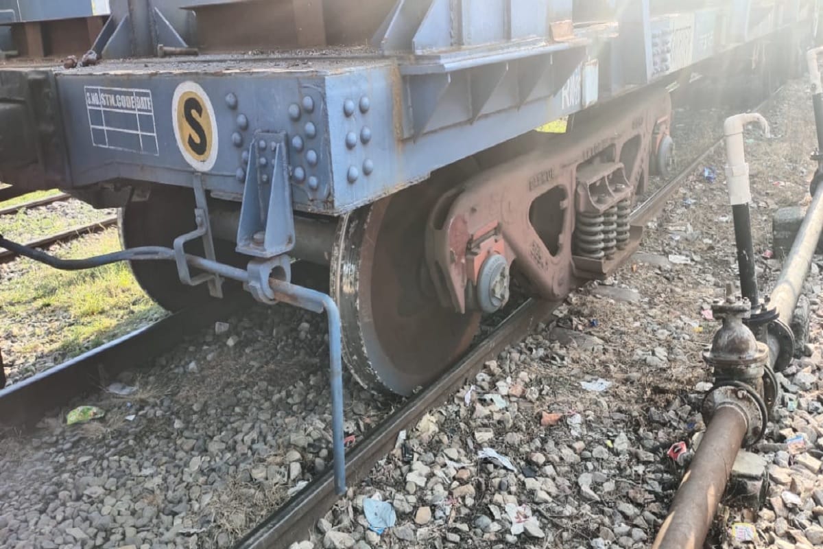 UP News: One wheel of DMT train derailed at railway station in Bijnor