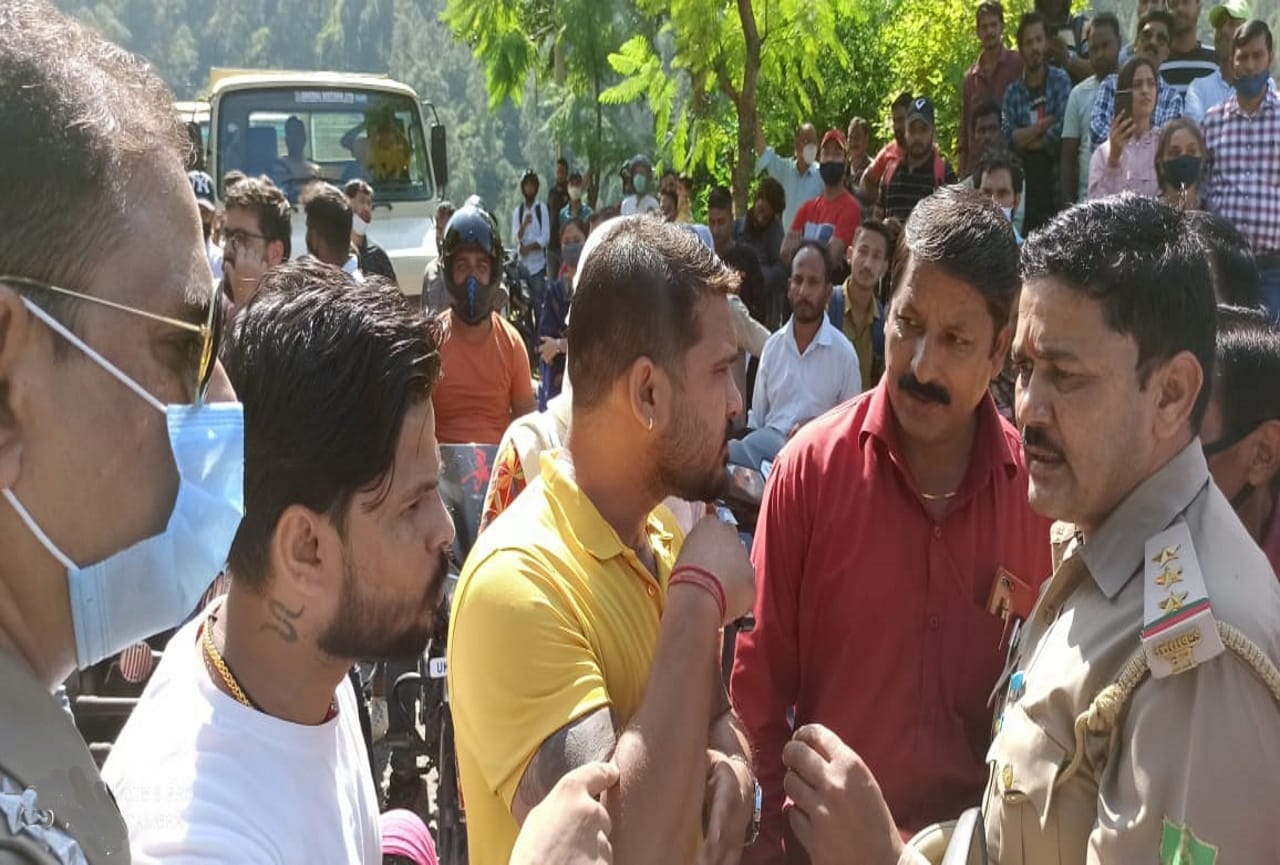 uttarakhand news: women traffic jam pauri highway on demand of cage trap for leopard