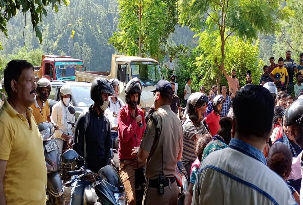 uttarakhand news: women traffic jam pauri highway on demand of cage trap for leopard