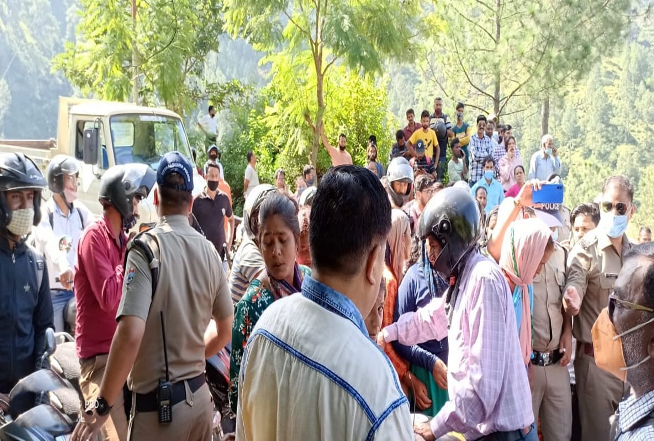 uttarakhand news: women traffic jam pauri highway on demand of cage trap for leopard