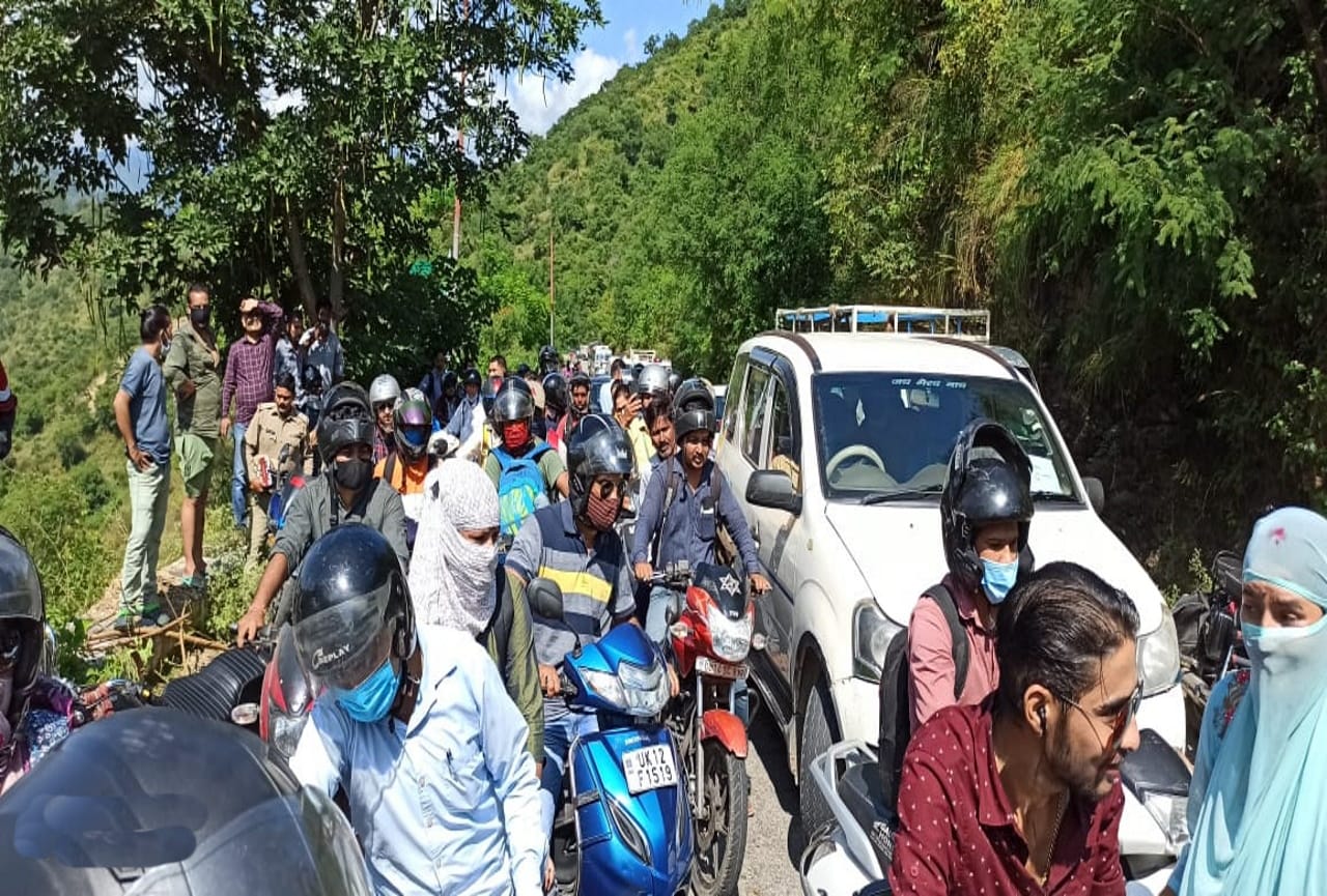 uttarakhand news: women traffic jam pauri highway on demand of cage trap for leopard
