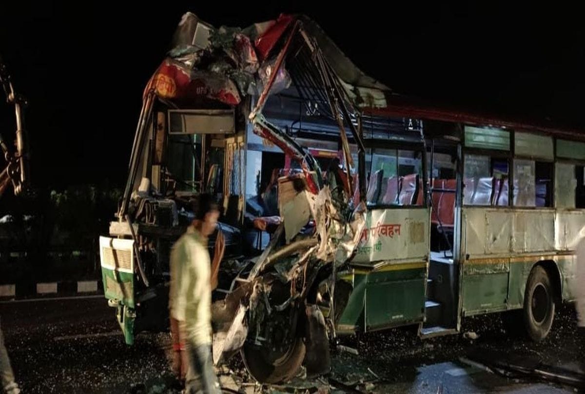 Agra Lucknow Expressway Bus Accident News: Roadways Bus Accident With Truck On Agra Lucknow Expressway Passengers Injured