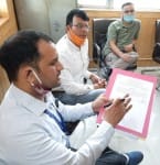नैनीताल के नगर पालिका के ईओ दफ्तर में जानकारी देते ईपीएफओ अधिकारी।