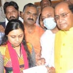 मीनाक्षी गुप्ता को दस लाख का चेक सौंपते भाजपा विधायक सुरेंद्र मैथानी