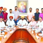 पंजाब कैबिनेट बैठक में पहुंचे हॉकी खिलाड़ी।
