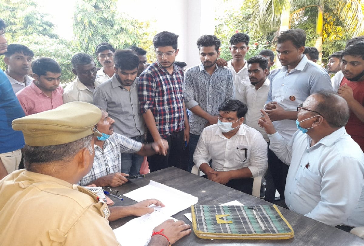 TMU bus vandalized on Agra Highway