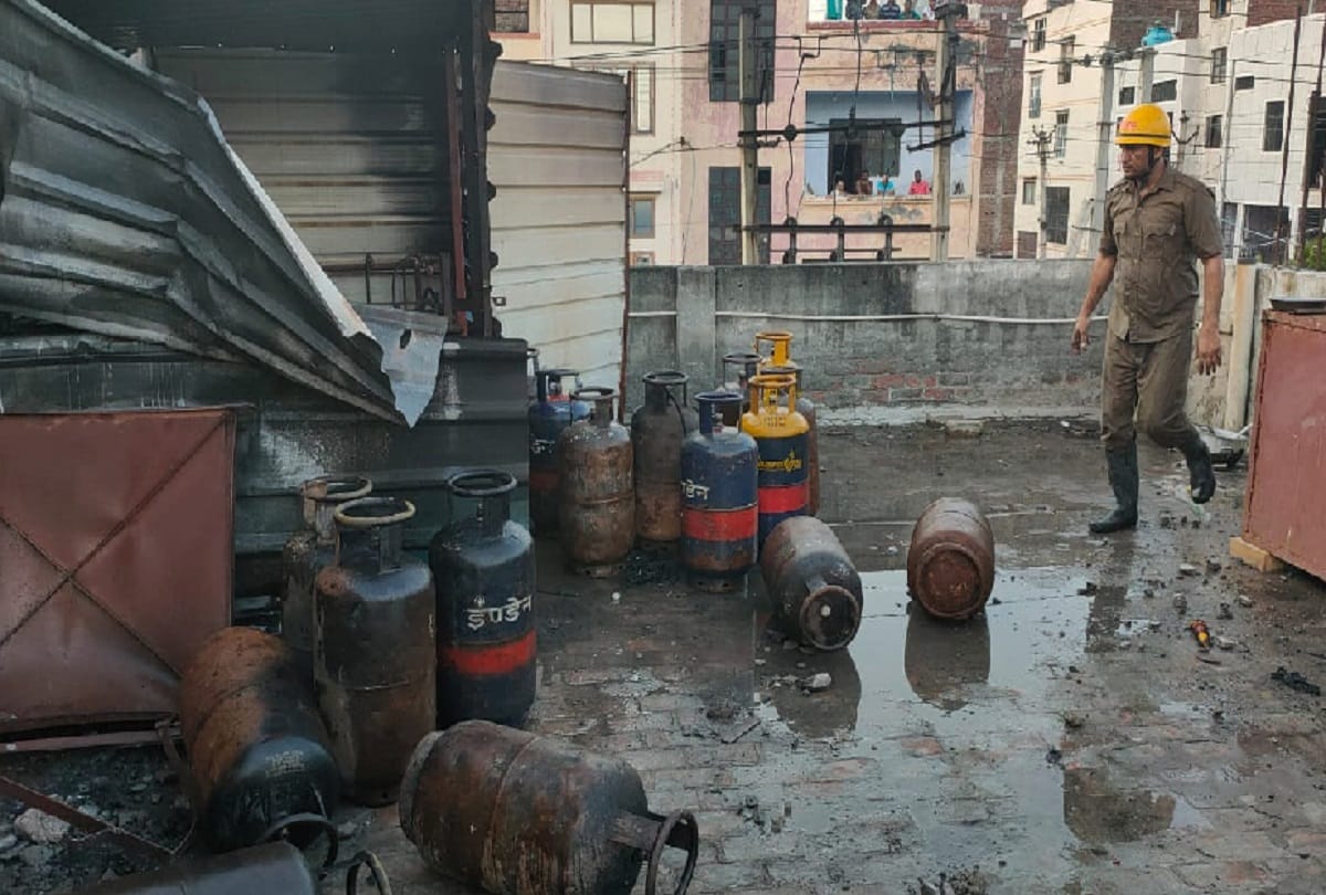 Delhi News : fire in helmet factory