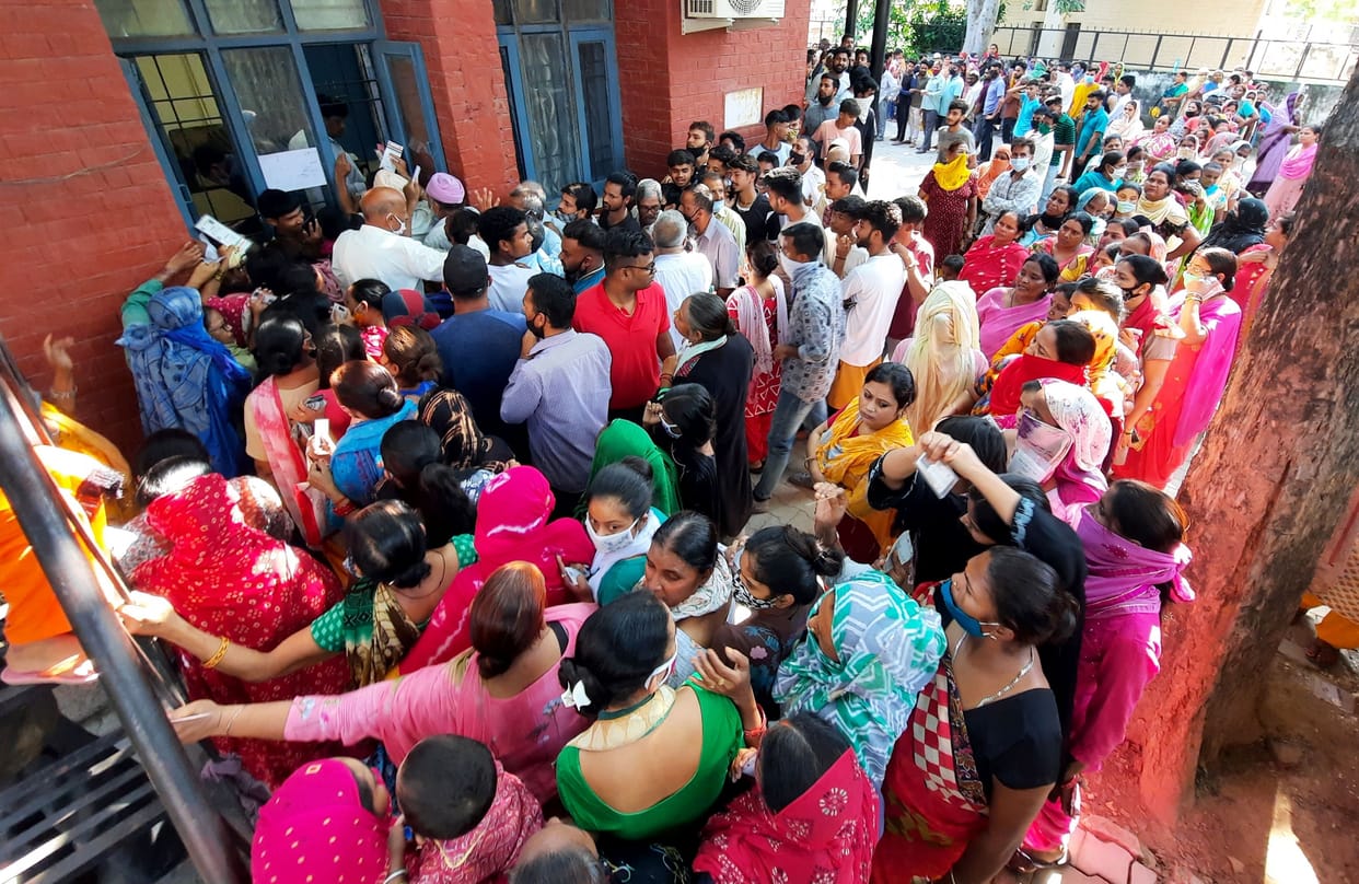 long queue for gettimg wheat in Chandigarh