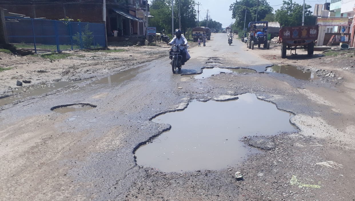 Kanpur Dehat : Pit free campaign sluggish, people traveling through bad roads