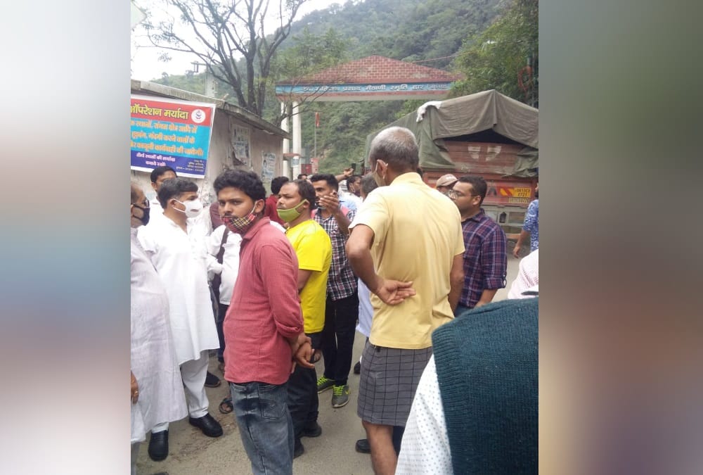 Chardham Yatra 2021: Pilgrims Sit on Protest after Stop for Go Kedarnath without Epass Photos