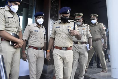 ADG Akhil kumar inspecting Hotel Krishna Palace after Manish Gupta Gorakhpur Murder Case News