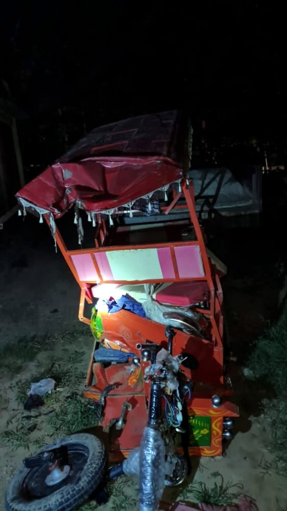 High speed canter rams e-rickshaw full of laborers, two killed, seven injured