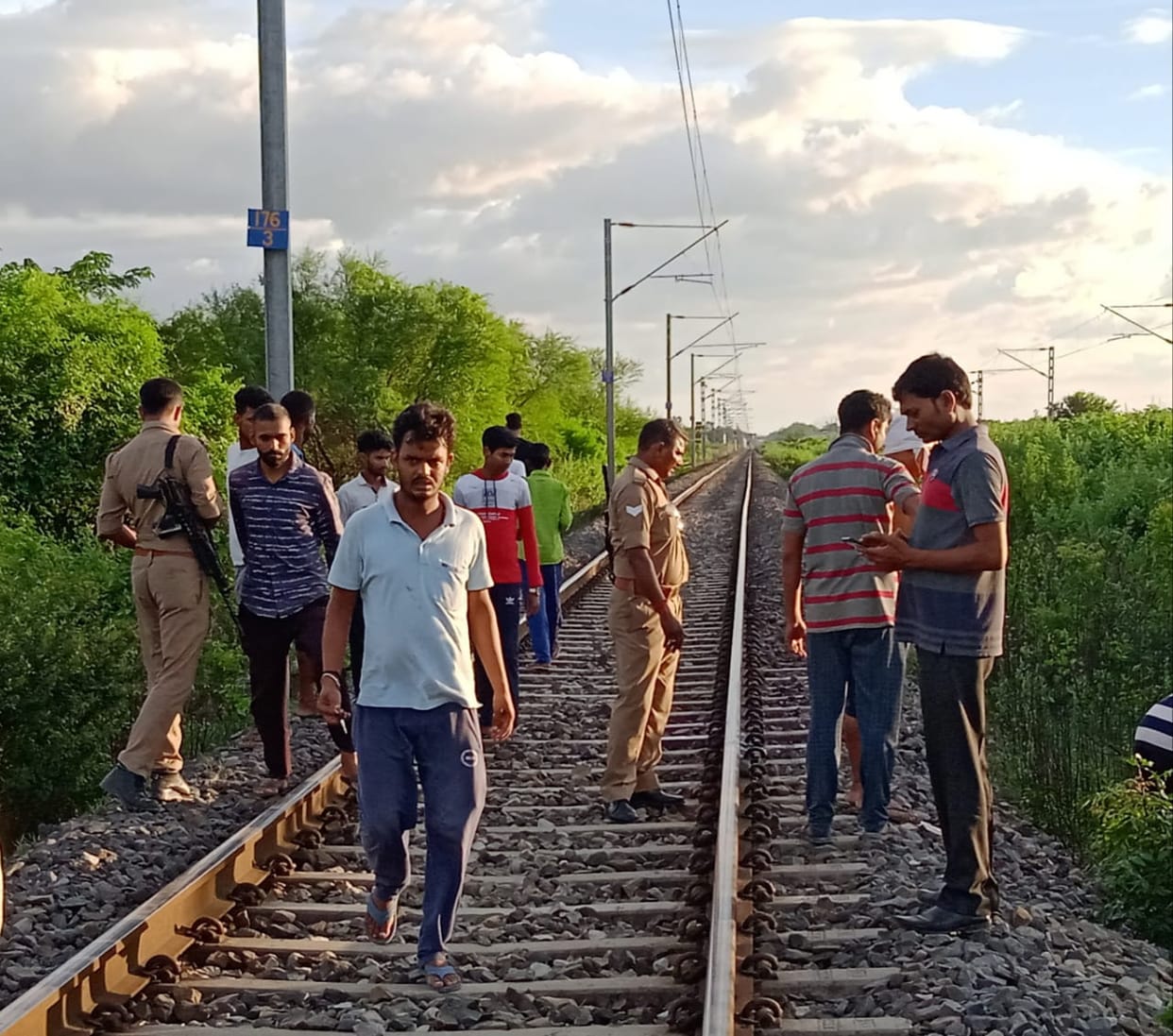 Ghazipur: Two elderly people died after being hit by a train, the farmer gave his life due to family discord