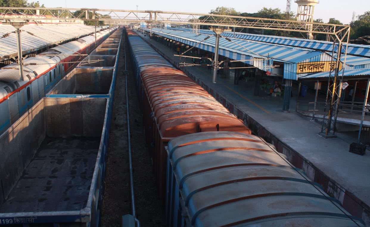 2400 meter long Sheshnag train passed through Moradabad railway track