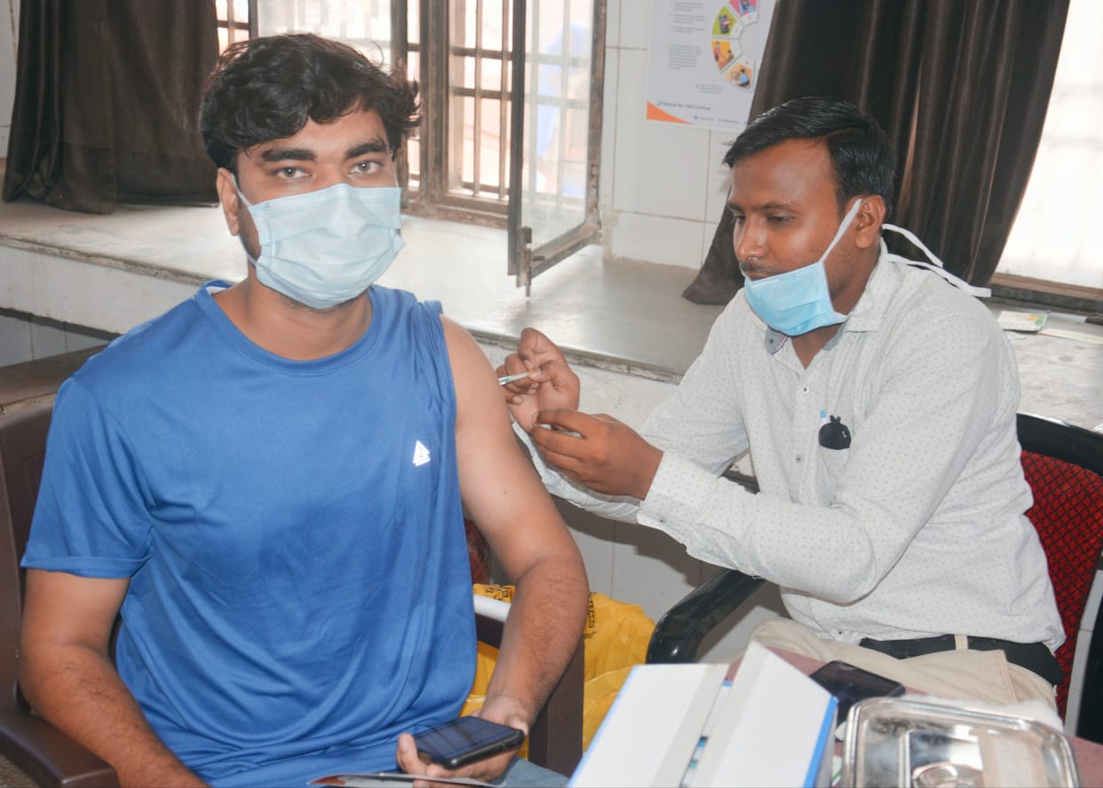 War with Corona: Vaccination exceeds nine and a half lakh in the district, people are hesitant to get the second dose