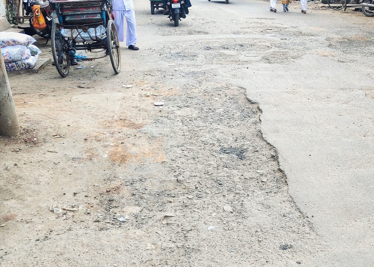 The main roads of the city are in bad shape, the officers are not paying attention