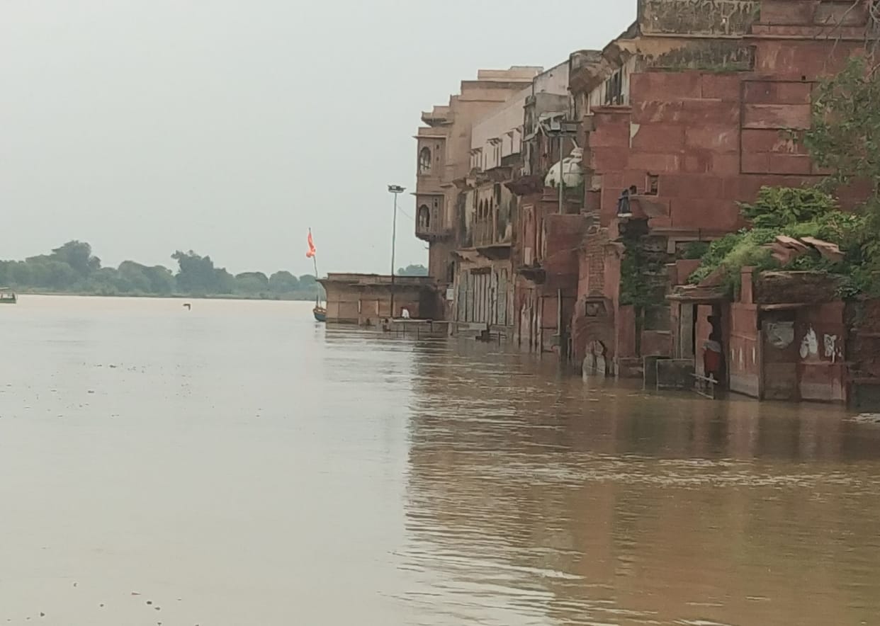 Eight steps of Keshighat submerged in water due to rise in water level of Yamuna
