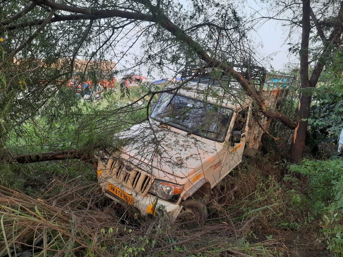 Roadways hit the pickup, five injured
