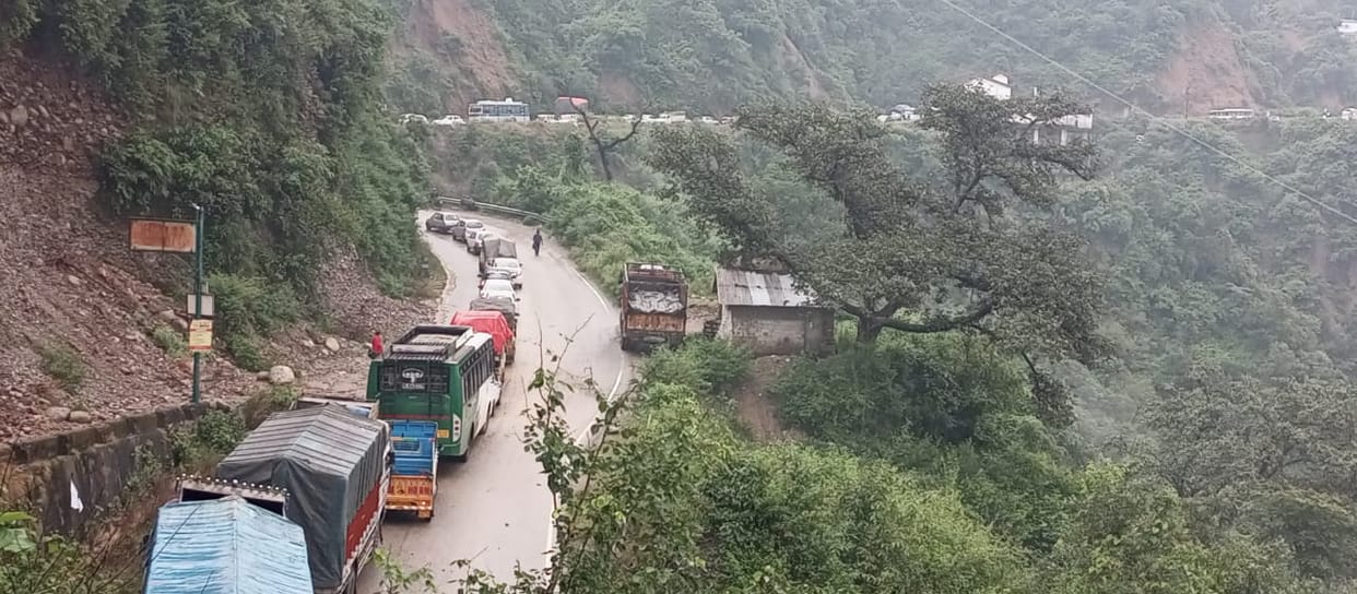 Landslide on  Kangra bypass, Jam on Mataur-Shimla NH