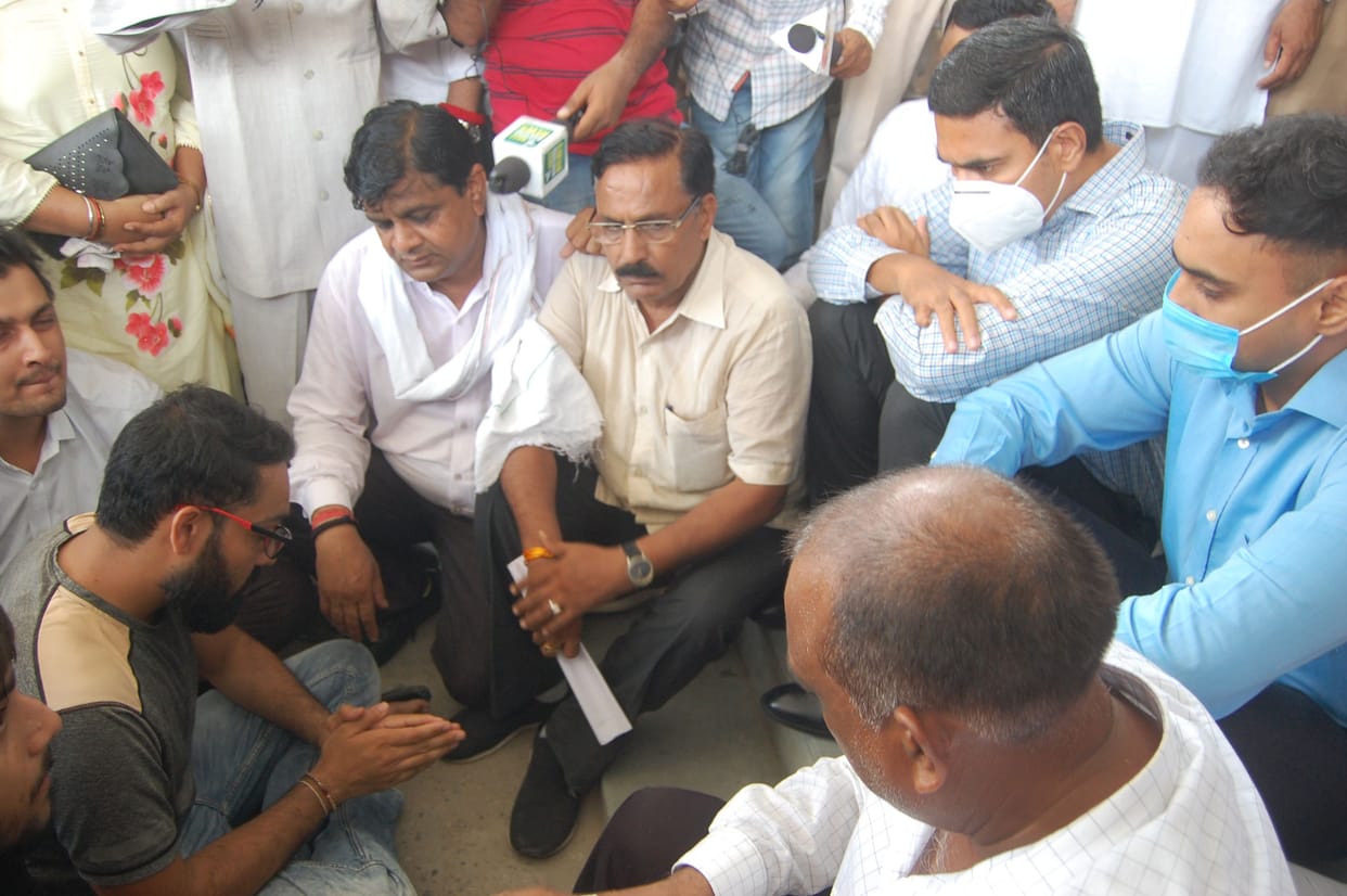 DC, SP sitting on the ground to convince the relatives