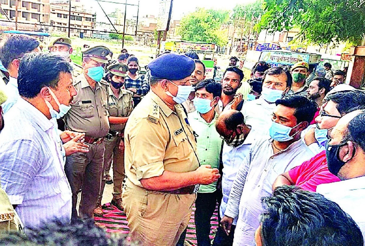Social organization staged a sit-in protest against death due to dengue-viral clashes between SP MLC and city magistrate