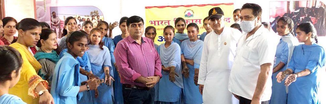Komal was first in Mehndi competition