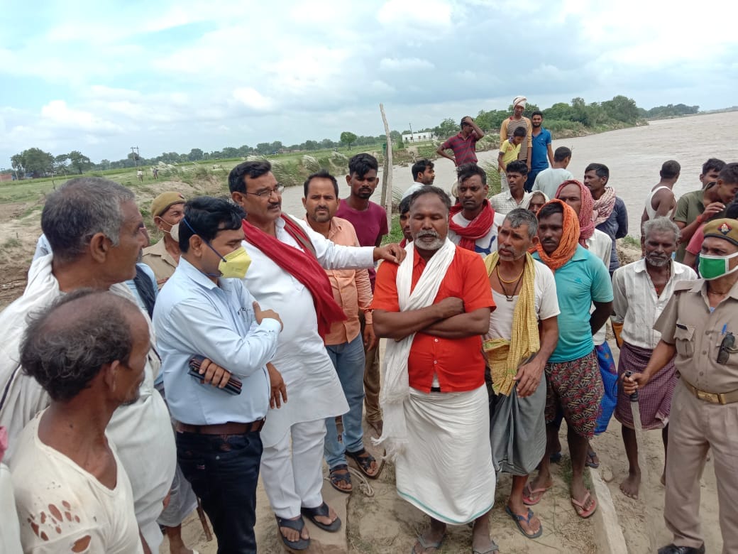 small boat capsized overturned in canal of Ganga river in ballia 10 laborers rescued who going to cultivate  Pointed gourd farming