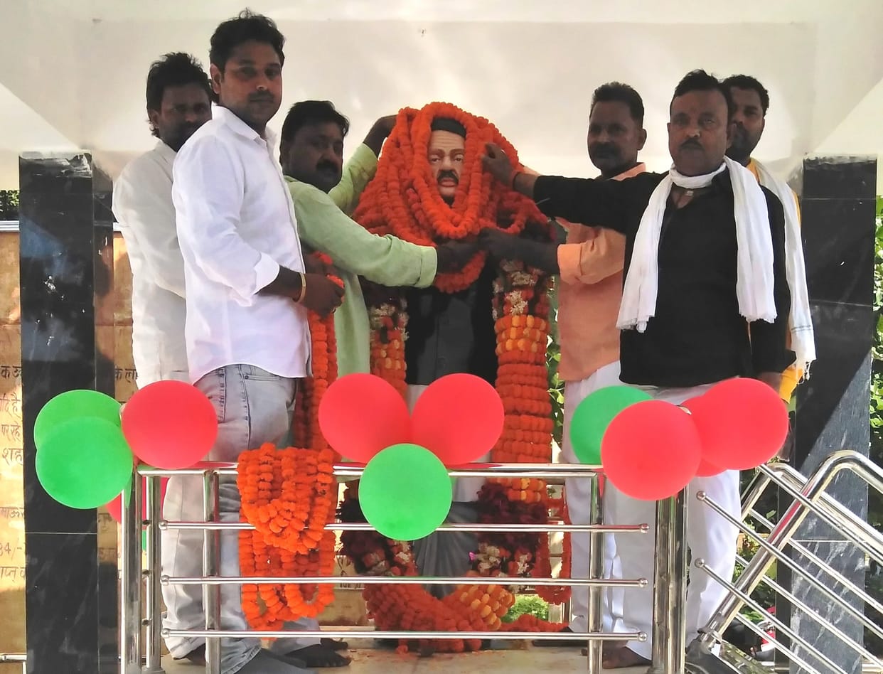 Ghazipur: Ramdhari wrestler was a revolutionary warrior, garlanded the statue on the 15th death anniversary