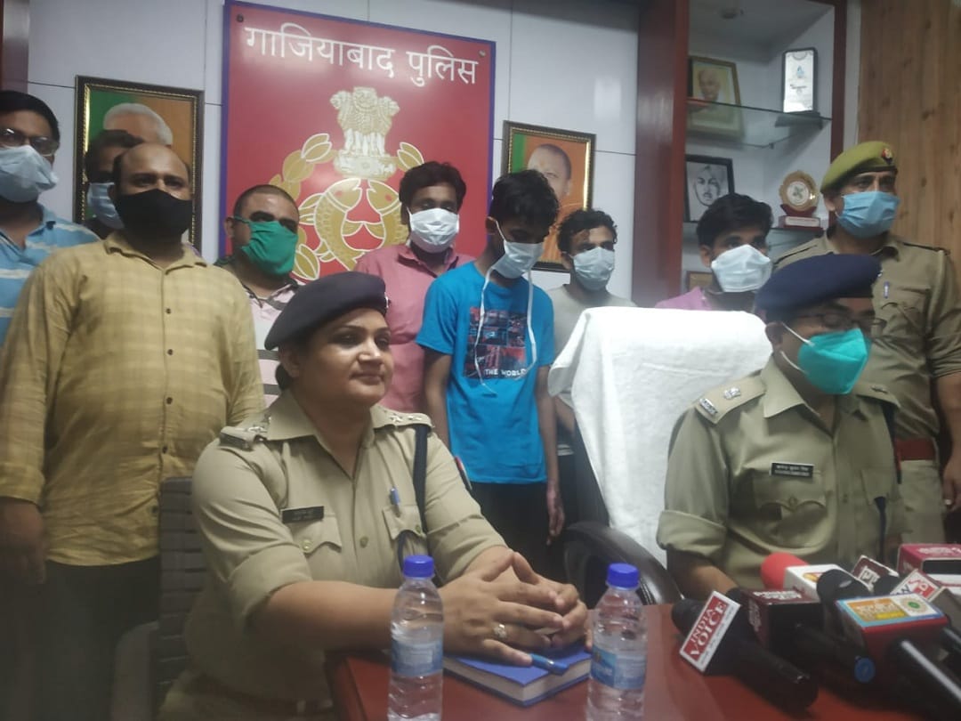 police solved sahibabad stealing case eight arrested
