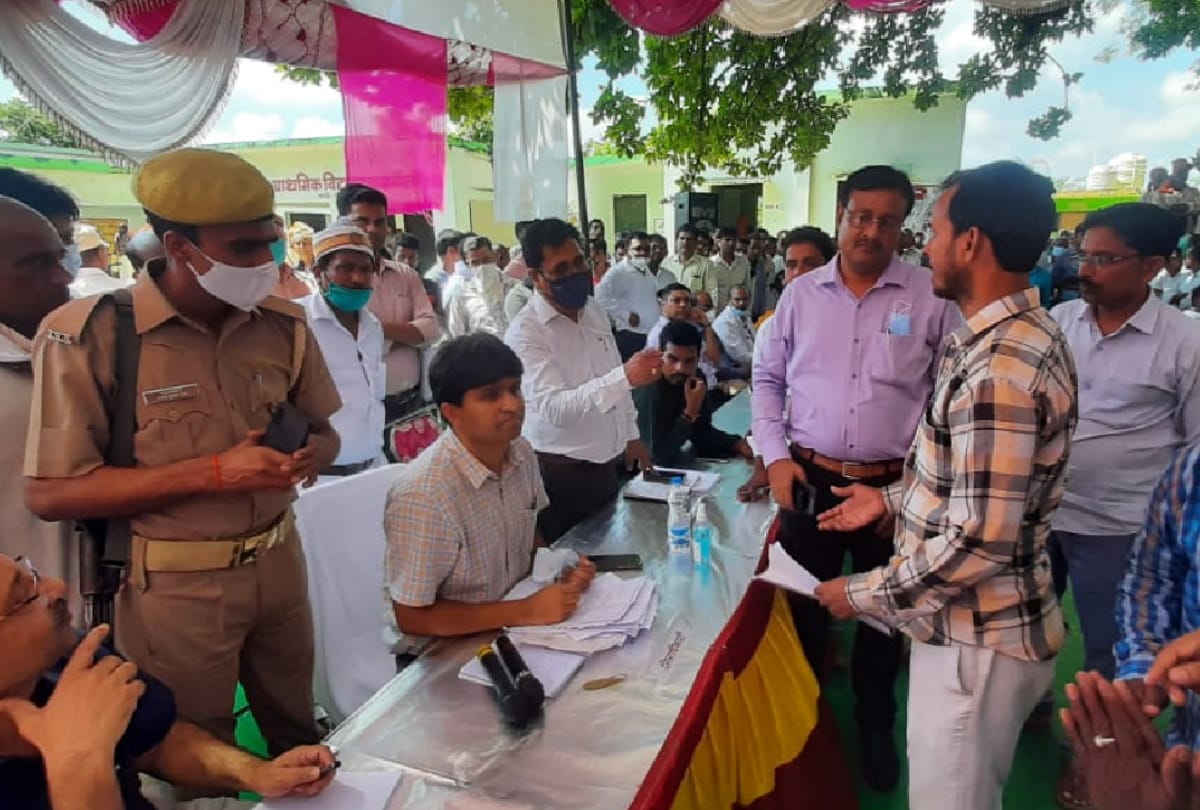 DM Vijay Kiran Anand listened to problems of villagers by placing chaupal in Banauli village