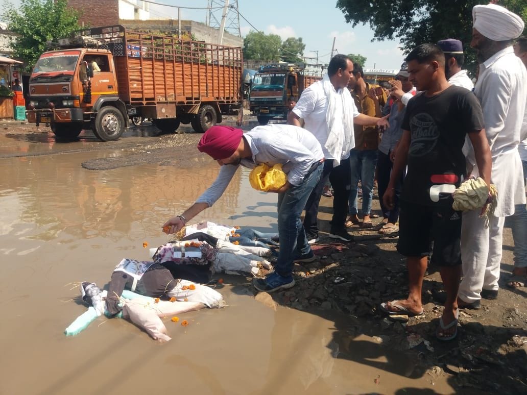 Immersion of effigies of leaders in dirty water, drums played