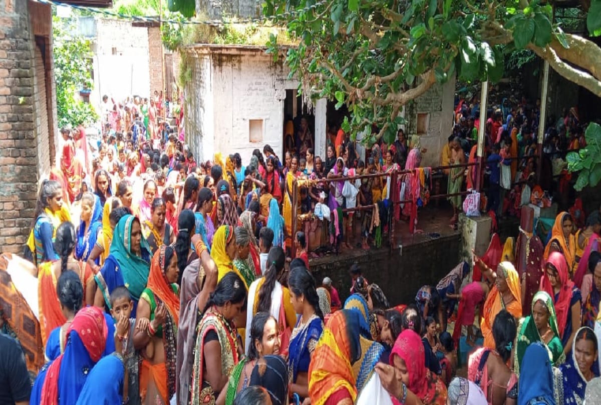 Matri Navami 2021 woman crowd in sitakund ashtbhuja pahadi vindhyachal for holy bath pinddan and tarpan amid pitru paksha