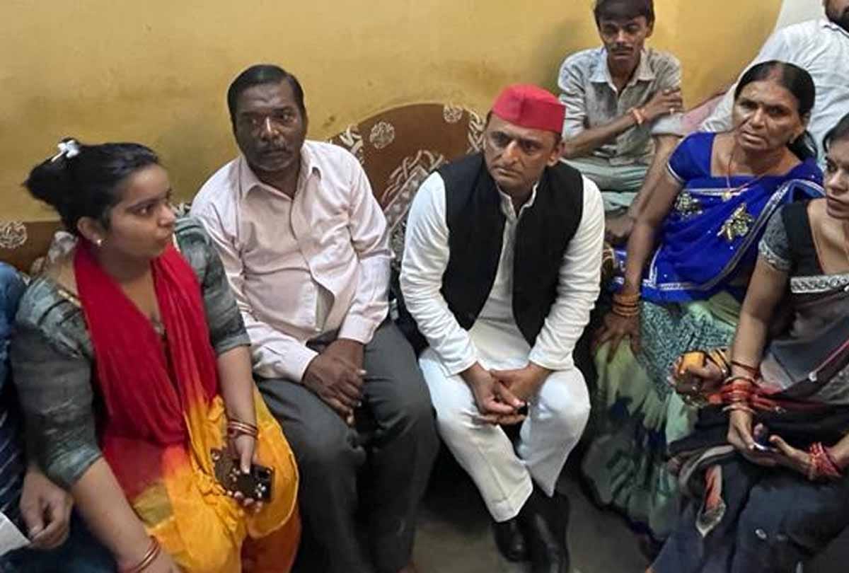 Manish Gupta murder case: Akhilesh Yadav meets Meenakshi Gupta and family