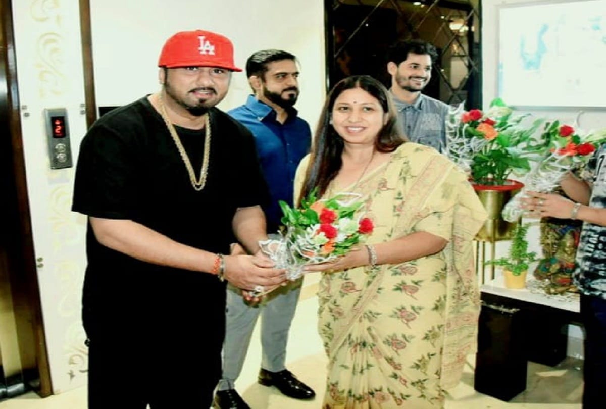 Prayagraj: Yo Yo Honey Singh arrives at Nandi's house, Mayor and Minister