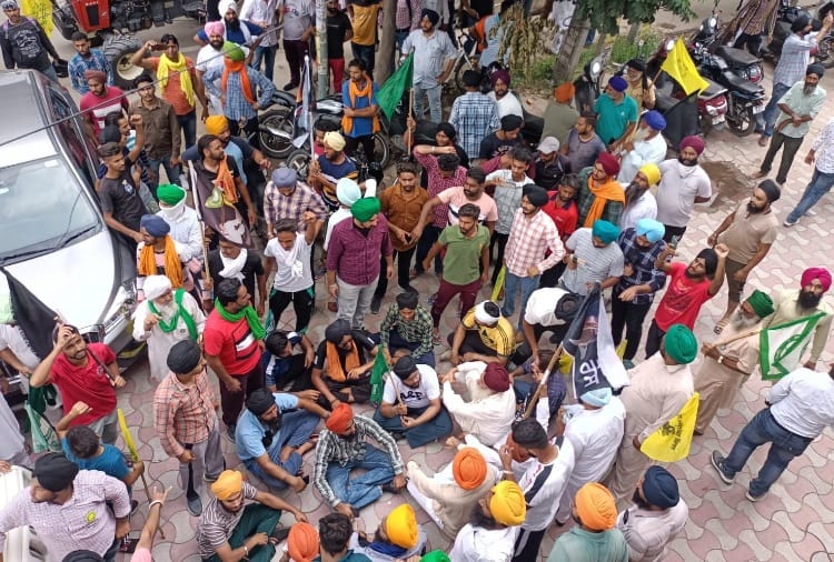 Farmers Protest Outside office of Akali MLA NK Sharma in Zirakpur