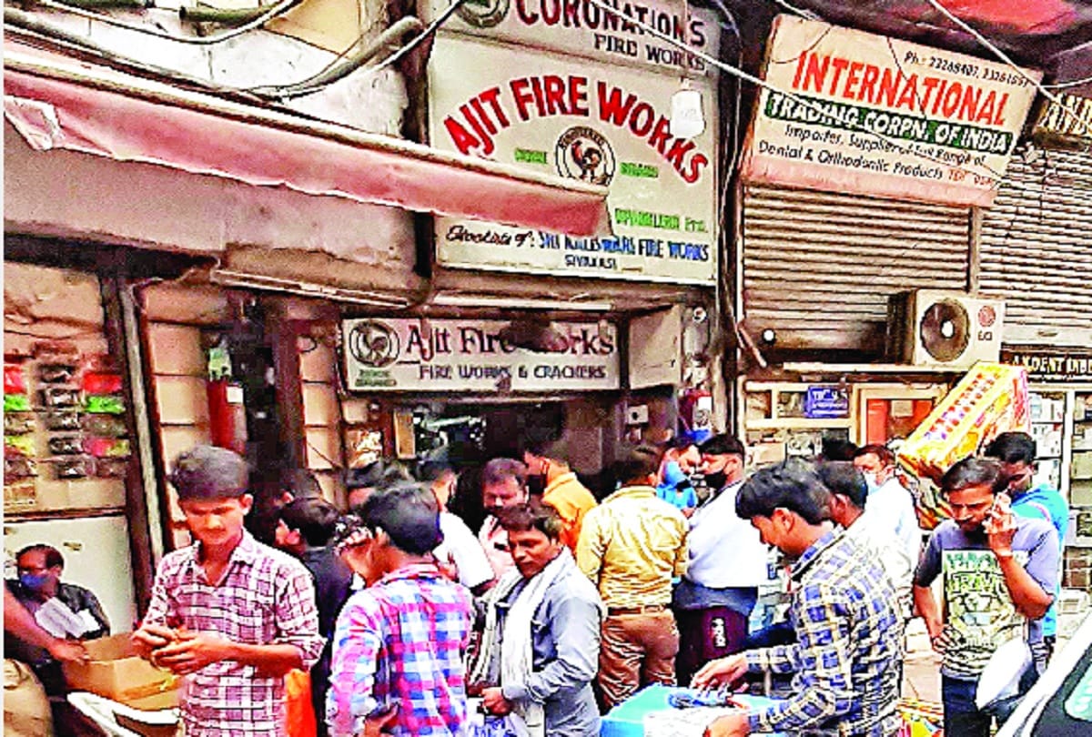 Delhi News : Firecrackers are being sold in front of the police station in Jama Masjid area