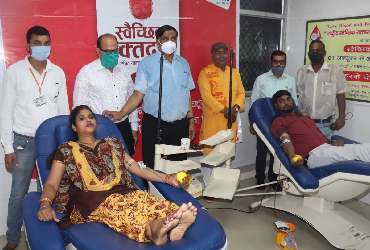 blood donation in Gorakhpur people donating blood at amar ujala camps