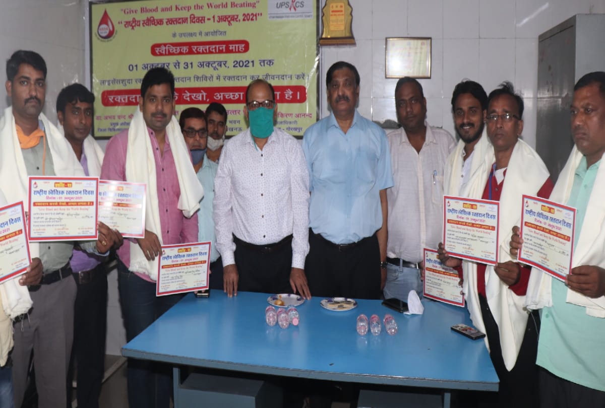 blood donation in Gorakhpur people donating blood at amar ujala camps