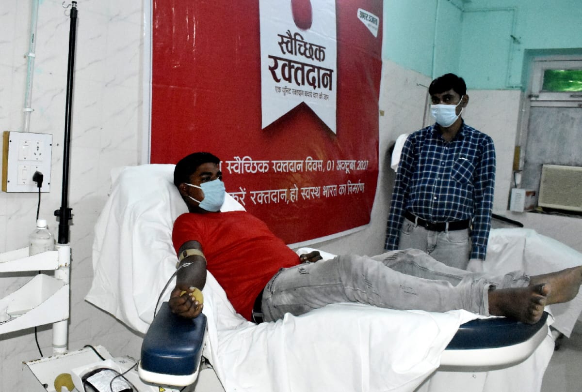 blood donation in Gorakhpur people donating blood at amar ujala camps