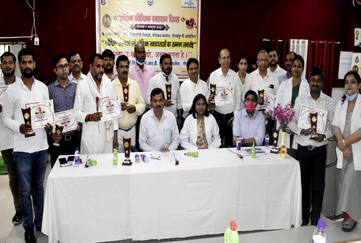 blood donation in Gorakhpur people donating blood at amar ujala camps