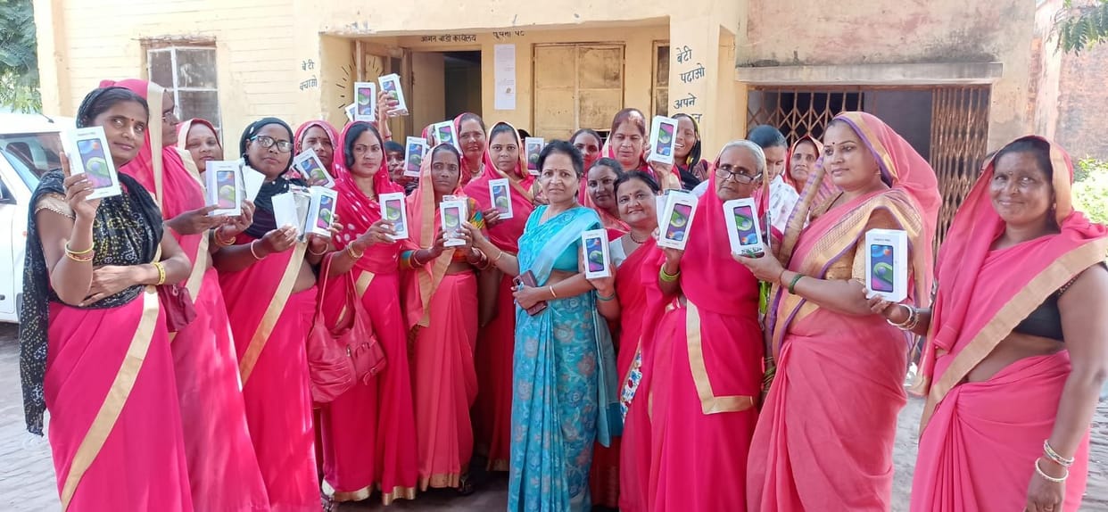 Hathras: Distribute smart phones to 203 Anganwadi workers
