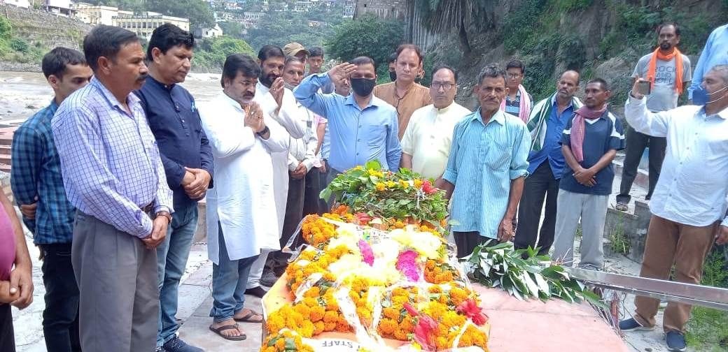 Subedar Devendra Singh's funeral on the banks of Alaknanda river