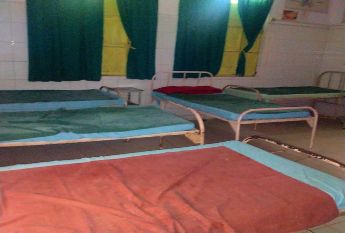 No electricity in this hospital in Sonebhadra more than 20 deliveries in mobile torch and candle light
