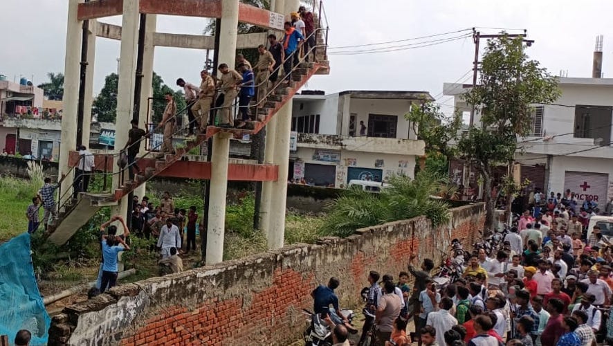 If the aunt's house was not found, she climbed on the tank