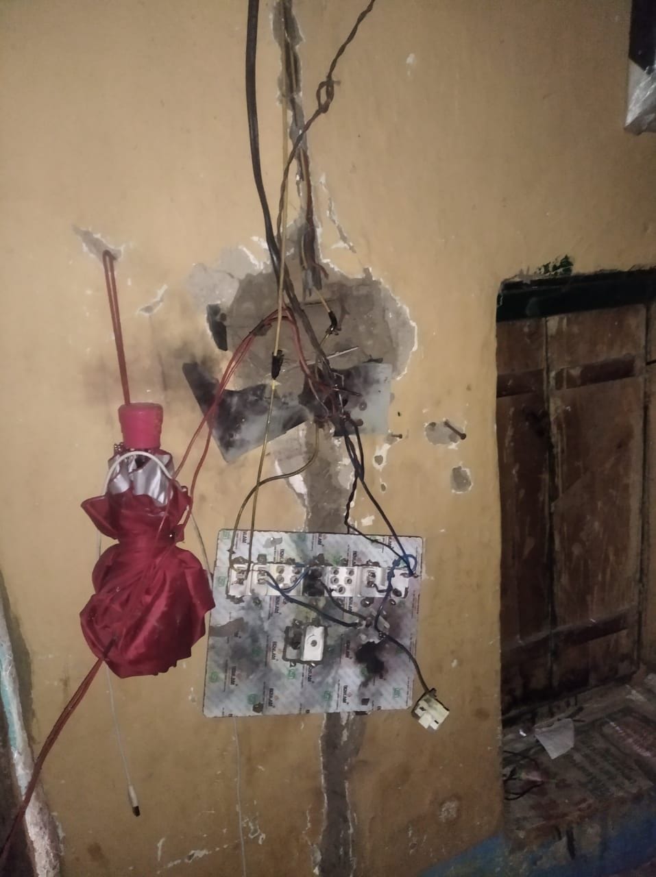 House damaged due to lightning in Janddu, mother-in-law and daughter-in-law injured