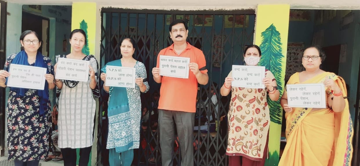 Black band tied in protest against the new pension scheme
