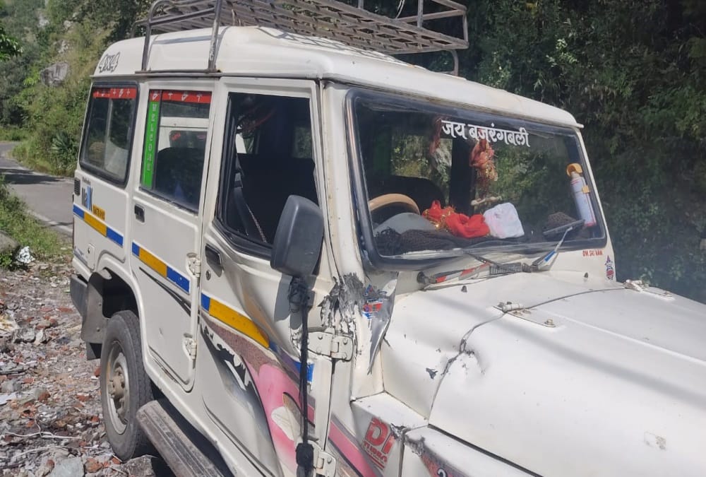 Chamoli Mandal Ukhimath highway: Boulders spill from rocks and Falls on Vehicle