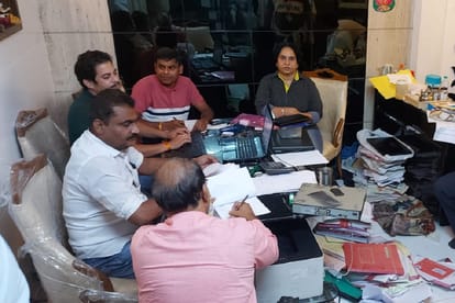EOW found assets and cash worth around 10 crore rupees from five star hotel like house of a government officer Vijay Daryani here is all you need to know