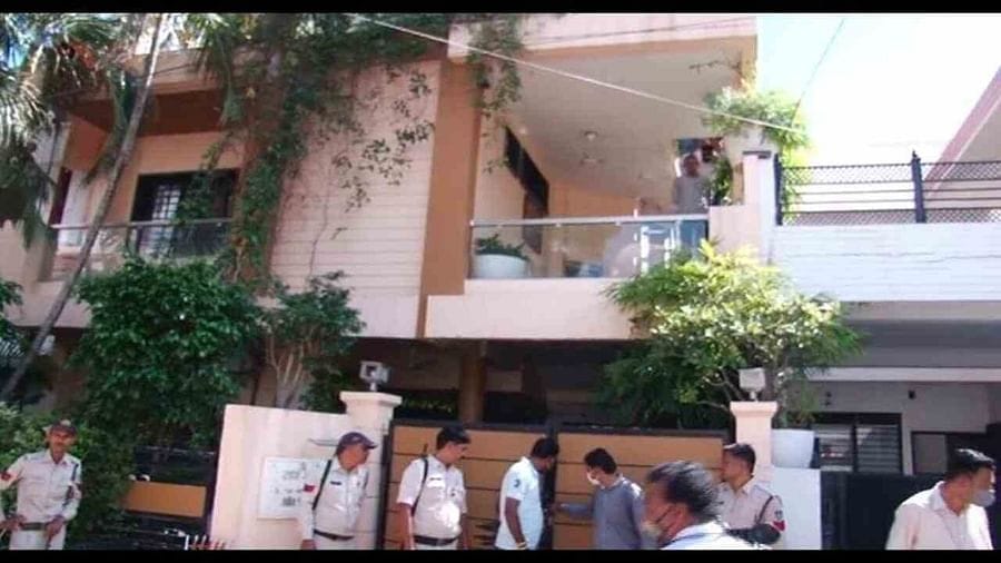 EOW raids dewas tncp employee, captures huge amount of illegal property.