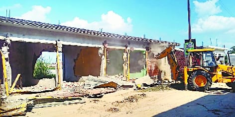 Shops built on BDA land, demolished